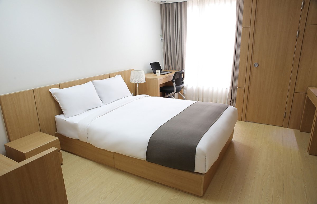 Deluxe Double guest room at Hotel Logenir, Gimcheon, with a double bed and desk
